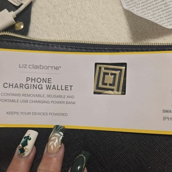 Liz Claiborne Phone Charging Wallet New - Picture 2 of 5